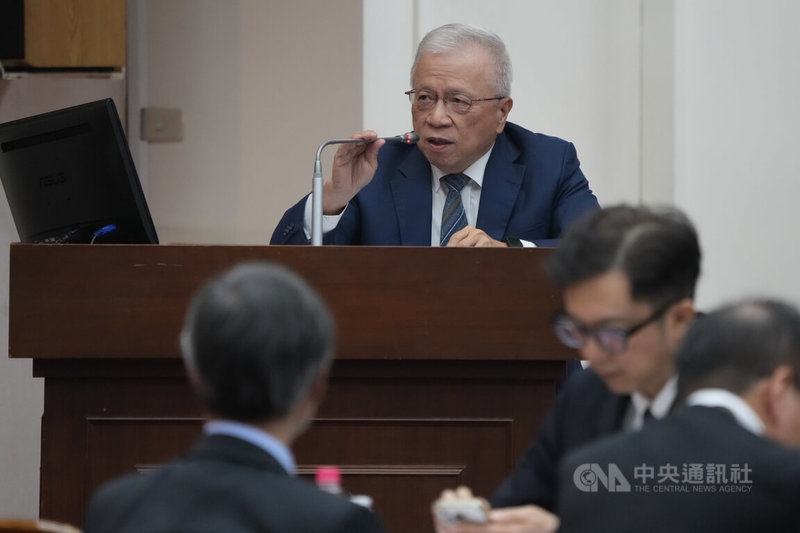 有立委20日質詢時關注外資調節台股議題,直指近3年外資累計調節逾兆元。央行副總裁嚴宗大(後)表示,根據過去所見資料,外資每月操作及資金匯出入情形變動蠻大的,並非「單向」一直匯出或匯入,目前主要還是反映股市調節情形。中央社記者徐肇昌攝 115年5月20日