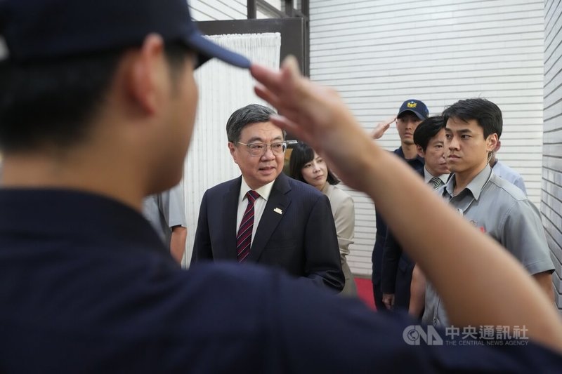 行政院長卓榮泰（中）20日赴立院報告第一批軍購特別預算案編製經過，場外有媒體詢問卓榮泰所說「迫切性」是否過於誇大，卓榮泰簡短回應，「那新台幣80億是增加的部分，那88億元是這次特別預算，兩筆是不一樣」。中央社記者徐肇昌攝　115年5月20日