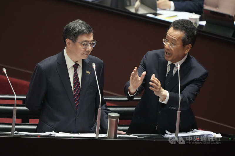 行政院長卓榮泰（左）20日赴立院報告第一批軍購特別預算案編製經過，與國防部長顧立雄（右）列席備詢，向立委說明軍購預算必要性。中央社記者徐肇昌攝　115年5月20日