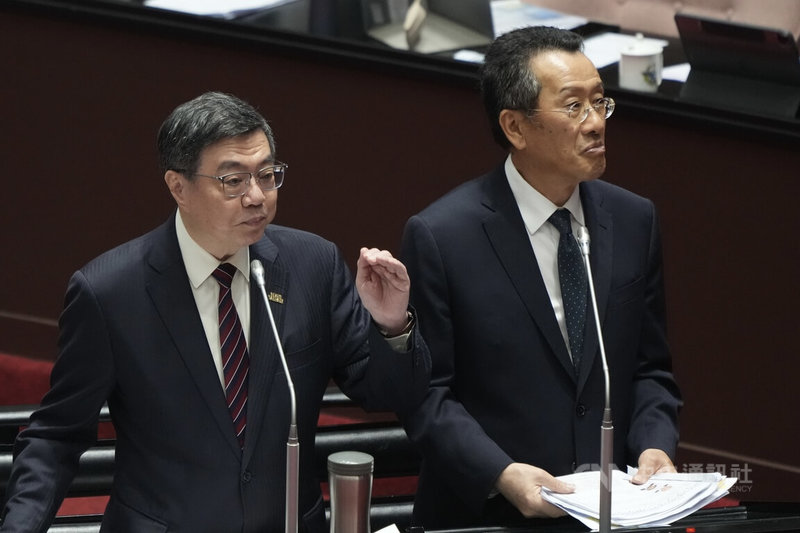 在野黨立委建議推動無人機產業發展條例扶持國內無人機產業，行政院長卓榮泰（左）20日在立院表示，若武器裝備的大腦，不是國防部而是由經濟部主導，他懷疑大腦跟手腳能不能配合得上。右為國防部長顧立雄。中央社記者徐肇昌攝　115年5月20日