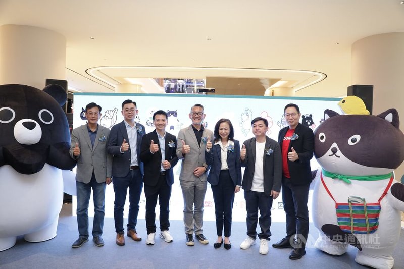 2026台灣IP授權大展（Taiwan IP Expo）20日在馬來西亞登場，圖為文化內容策進院副院長楊中天（中）、駐馬來西亞台北經濟文化辦事處代表連玉蘋（右3）和與會大馬產業界代表及來賓開幕合影。中央社記者黃自強吉隆坡攝　115年5月20日