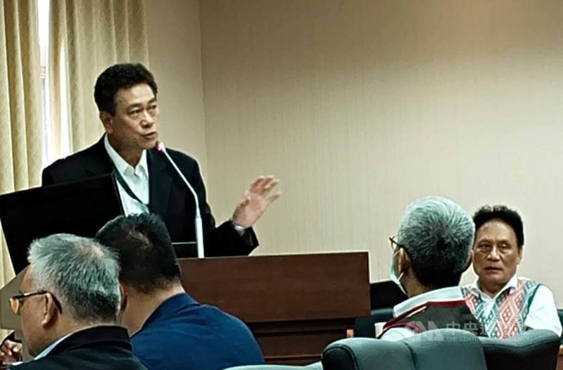 原住民族委員會副主委陳義信（後左）曾是職棒球星，20日首度到立法院備詢。面對立委質詢，陳義信自比有如面對5萬人當投手，還說第一球很難先發，救援也難。中央社記者汪淑芬攝　115年5月20日
