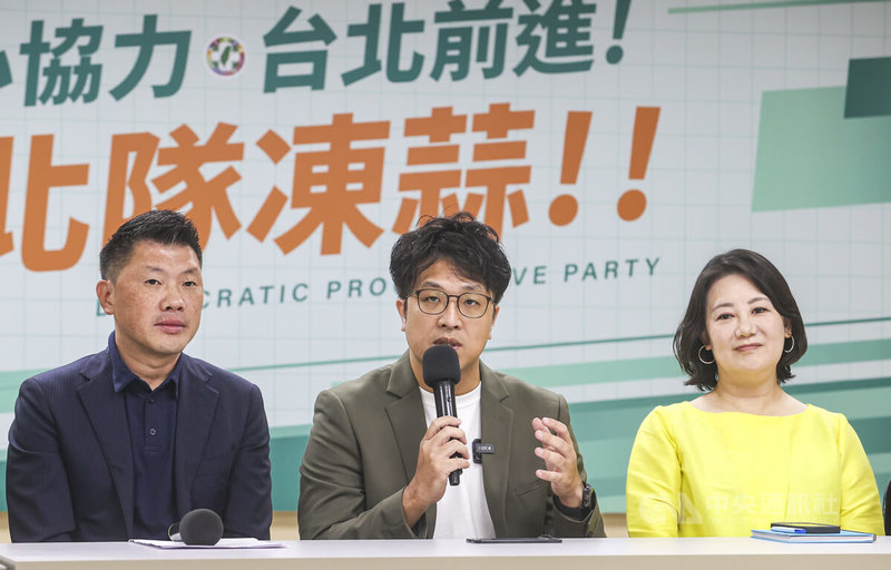 民進黨台北市長參選人沈伯洋（中）20日拜會台北市議會民進黨團並發表談話，台北市議會民進黨團總召王閔生（左）陪同出席。中央社記者鄭清元攝　115年5月20日
