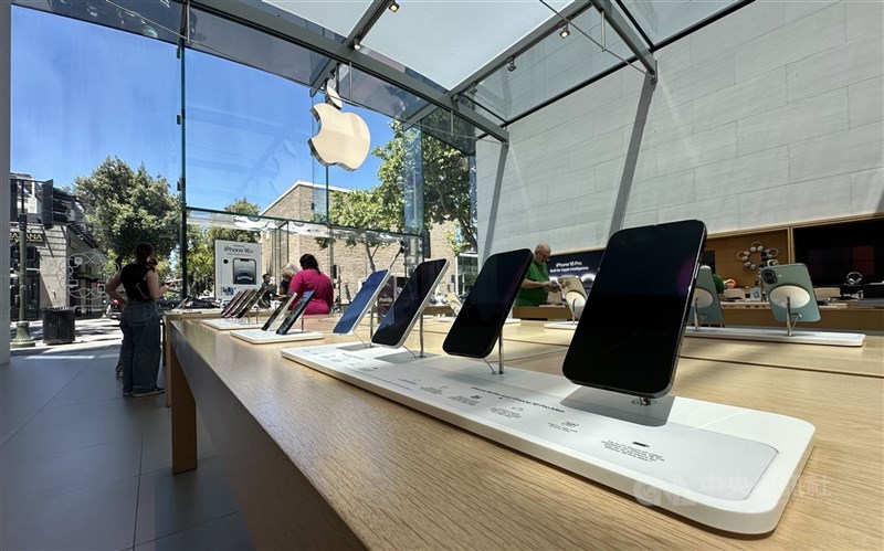 圖為美國加州Apple Store直營店。（中央社檔案照片）