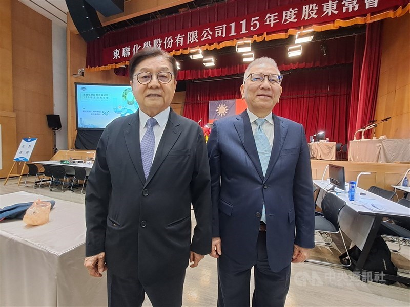 東聯化學19日舉行股東會，董事長徐旭東身體不適，未出席，由副董事長席家宜（左）主持。右為總經理蔡錫津。（中央社檔案照片）