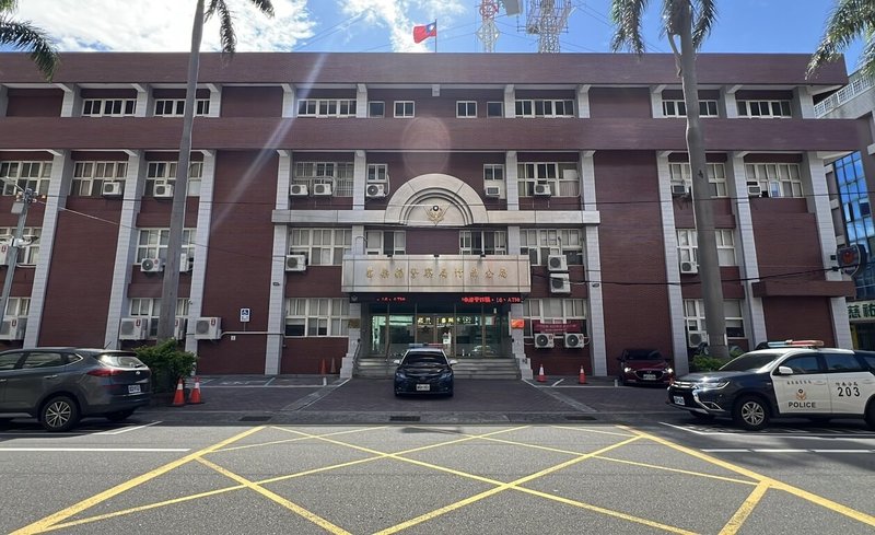 苗栗縣警局竹南分局偵查隊小隊長張登輝偵辦槍擊案，涉嫌包庇幫派由王姓少年為他人頂罪持有制式手槍，法院一審依公務員包庇非法持有制式手槍罪，判處6年徒刑，可上訴。圖為竹南分局外觀。（民眾提供）中央社記者管瑞平傳真  115年5月20日