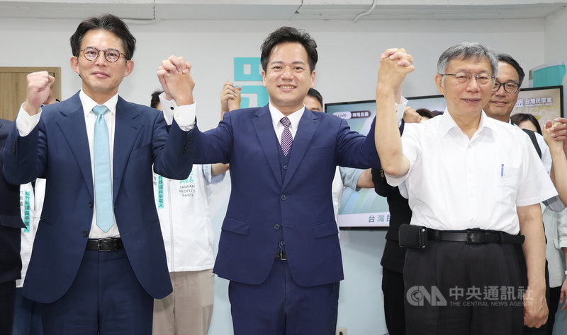台灣民眾黨20日正式宣布徵召前新竹市副市長邱臣遠（前中）參選竹北市長，黨主席黃國昌（前左）與創黨主席柯文哲（前右）皆出席記者會，握起邱臣遠的手高喊「凍蒜」。中央社記者張新偉攝　115年5月20日