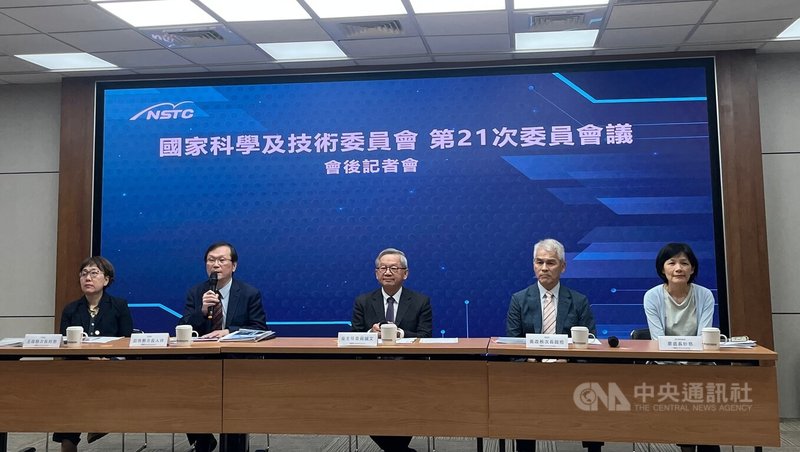 國家科學及技術委員會20日召開第21次委員會議，衛福部提報「次世代數位醫療平台—FHIR Box開啟台灣智慧醫療生態系新元年」，說明運用FHIR Box作業系統平台，推動跨院病歷交換。圖為國科會主委吳誠文（中）、衛福部次長莊人祥（左2）等人出席記者會。中央社記者趙敏雅攝　115年5月20日