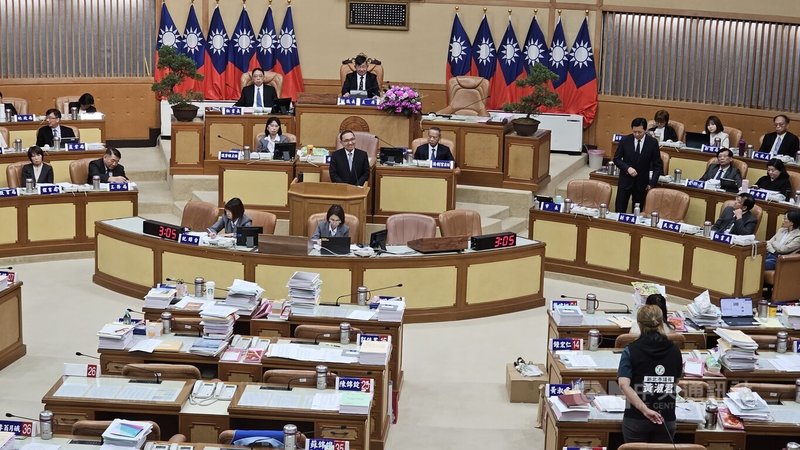 民進黨新北市議員黃淑君（右下背對者）20日在議會市政總質詢時重提鄭南榕事件，新北市長侯友宜（後中立者）答詢時表示，當時已盡到該做的事。中央社記者王鴻國攝　115年5月20日