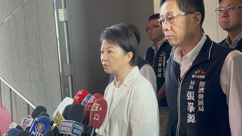 台中LaLaport賣場Under Armour運動用品店疑有「監視器對著更衣室」，有女子提告遭違法攝錄。台中市長盧秀燕（左）20日宣布，22日起將擴大稽查約17家百貨公司及大賣場。（台中市政府提供）中央社記者郝雪卿傳真 115年5月20日