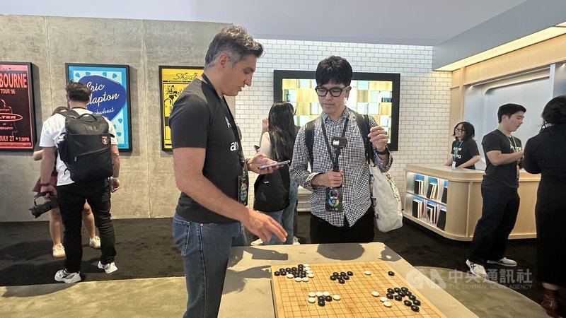 Google在I/O大會現場展示智慧眼鏡如何指導使用者下圍棋。中央社記者張欣瑜舊金山攝　115年5月20日
