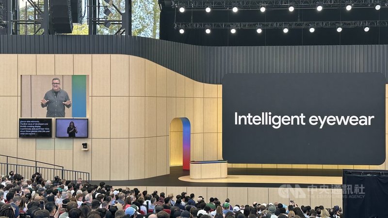 Google正式發表「智慧眼鏡」（intelligent eyewear）產品線，首批眼鏡支援音訊功能，將於今年秋天在美國推出。中央社記者張欣瑜舊金山攝　115年5月20日