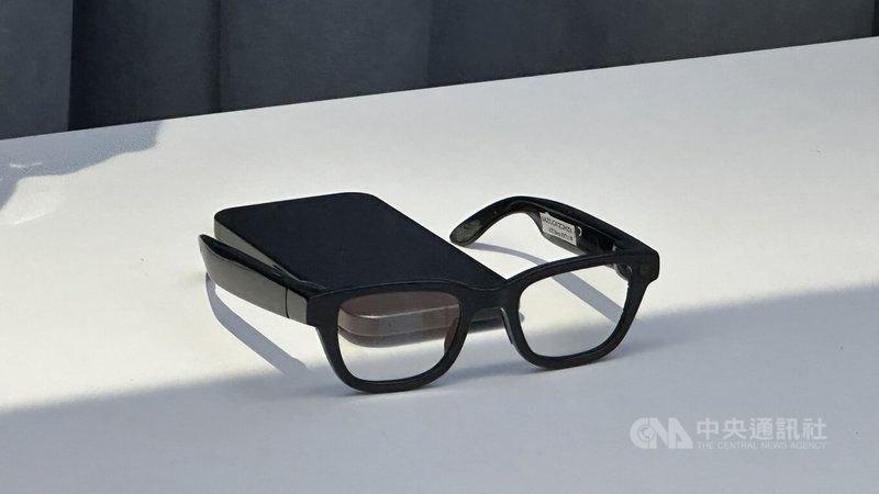 Google發表首款智慧眼鏡Intelligent Eyewear，產品在I/O年度開發者大會展示。中央社記者張欣瑜舊金山攝　115年5月20日