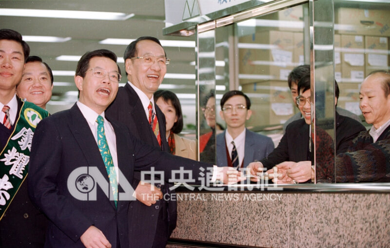 1996年台灣首次總統直選，民主進步黨籍正副總統參選人彭明敏（左4）、謝長廷（左3）在支持者陪同下中央選舉委員會完成第9任總統副總統選舉候選人登記手續。（中央社檔案照片）