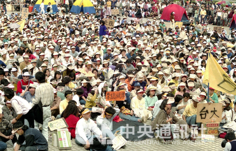 1990年3月20日，野百合學運學生在中正紀念堂廣場靜坐，學生們戴起時髦的遮陽帽。（中央社檔案照片）
