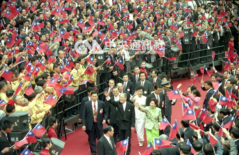 1996年5月20日首次民選總統就職典禮，時任總統李登輝（中）向禮會場向參加典禮的民眾揮手致意。（中央社檔案照片）