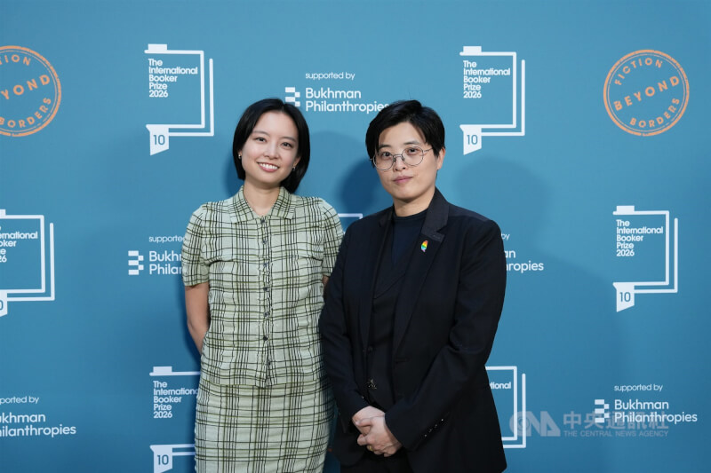 來自台灣的長篇小說「臺灣漫遊錄」作者楊双子（右）與英文版譯者金翎（左）19日在倫敦出席國際文學大獎「布克國際獎」頒獎典禮，並在紅毯上接受中央社採訪。中央社記者陳韻聿倫敦攝　115年5月20日