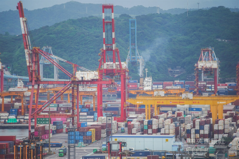 今年第1季經常帳順差625.3億美元，為歷年單季次高，商品貿易順差、出口、進口則同步創下歷年新高。圖為基隆港貨櫃碼頭。（中央社檔案照片）
