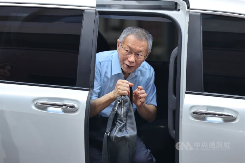 前台北市長柯文哲去年9月30日搭車抵達北院出庭應訊。（中央社檔案照片）