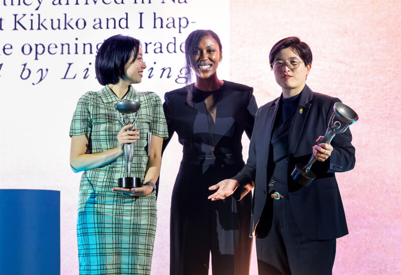 台灣作家楊双子（右）創作、譯者金翎（左）翻譯為英文的長篇小說「臺灣漫遊錄」19日在倫敦奪得國際文學大獎「布克國際獎」。評審團主席娜塔莎布朗（中）為兩人頒獎。（布克獎基金會提供）中央社記者陳韻聿倫敦傳真　115年5月20日