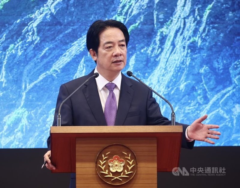 總統賴清德（圖）20日在總統府發表執政2週年談話，賴總統表示，台灣願意在對等、尊嚴的原則下，與中國展開健康有序的交流，但堅定拒絕「以和平包裝統一」的統戰作為，我們珍惜和平，但不會放棄自由；我們願意對話，但不會接受矮化。中央社記者張皓安攝 115年5月20日
