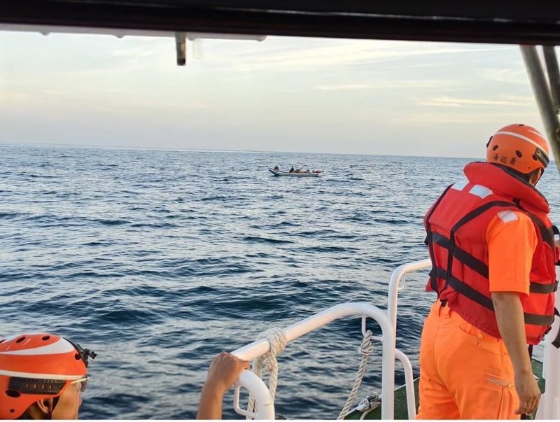台南安平籍「南市筏0357」竹筏20日下午在澎湖西南海域故障漂流,澎湖海巡隊獲報前往救援。(澎湖海巡隊提供) 中央社 115年5月21日