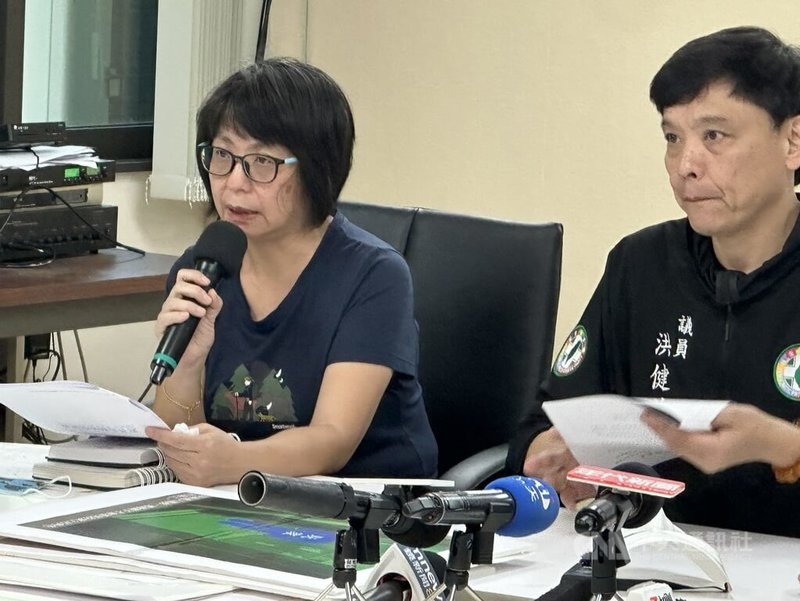 台北市密室逃脫店「邏思起子」女員工因扮吊死鬼窒息過世，北檢諭令古姓負責人等2人交保。女員工母親（左）21日與民進黨台北市議員洪健益（右）等人合開記者會，盼司法還她公道，並希望家長多關注小朋友的職場環境。中央社記者劉建邦攝　115年5月21日