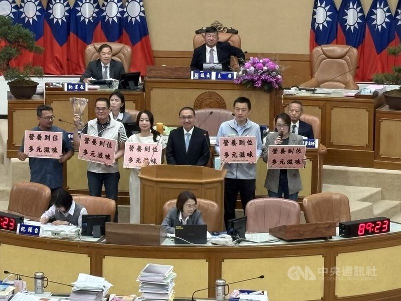 新北市長侯友宜（立者右3）21日出席議會市政總質詢，民進黨團議員林秉宥（立者左起）、蘇錦雄、戴瑋姍、顏蔚慈（立者右起）、張錦豪等人聚焦營養午餐等議題。中央社記者曹亞沿攝 115年5月21日