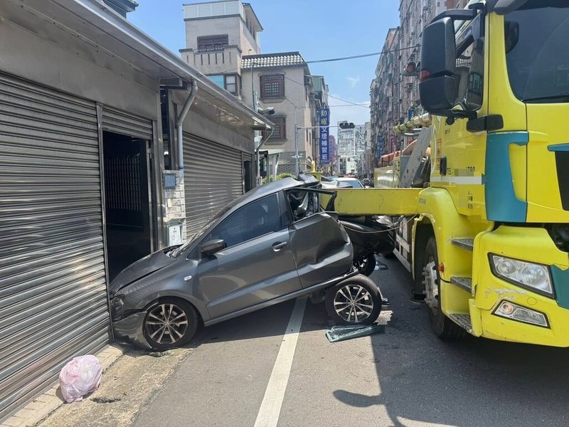 1輛混凝土壓送車20日行經苗栗市蕉嶺街路口,油壓支撐架突然滑脫撞毀停放路旁的自小客車,事故也波及民宅。(警方提供)中央社記者管瑞平傳真 115年5月21日
