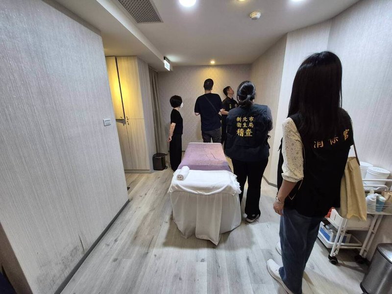 新北市府21日表示，經調查確認光澤診所板橋館前、中山2店裝設偽裝監視設備侵犯病患隱私，各處以最高新台幣50萬元罰鍰，即起勒令停業6個月。圖為衛生局人員前往光澤診所稽查。（新北市府提供）中央社記者曹亞沿傳真 115年5月21日