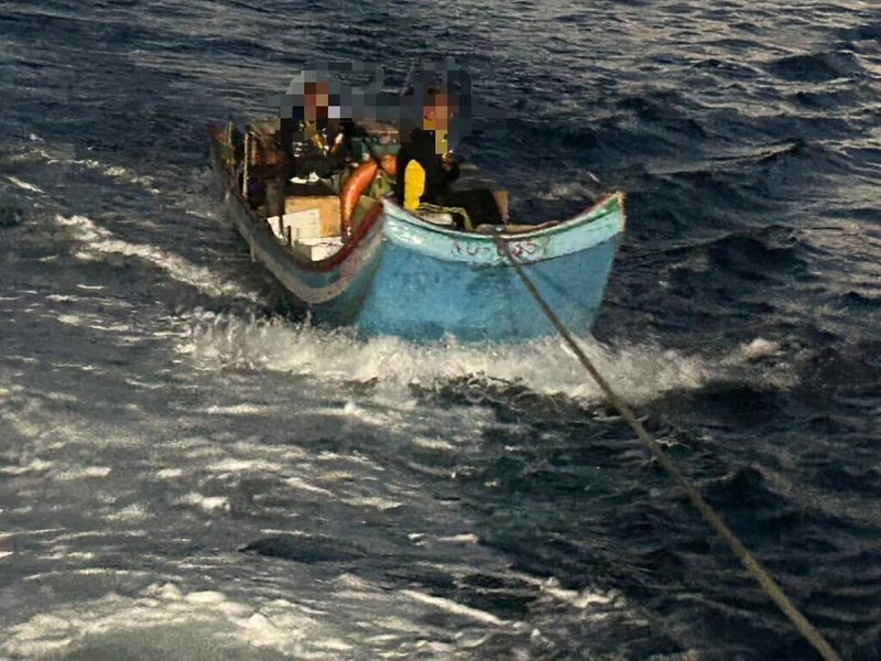 台南安平籍「南市筏0357」竹筏20日下午在澎湖西南海域故障漂流，澎湖海巡隊就近拖往七美南滬港檢修，人船平安。（澎湖海巡隊提供） 中央社　115年5月21日
