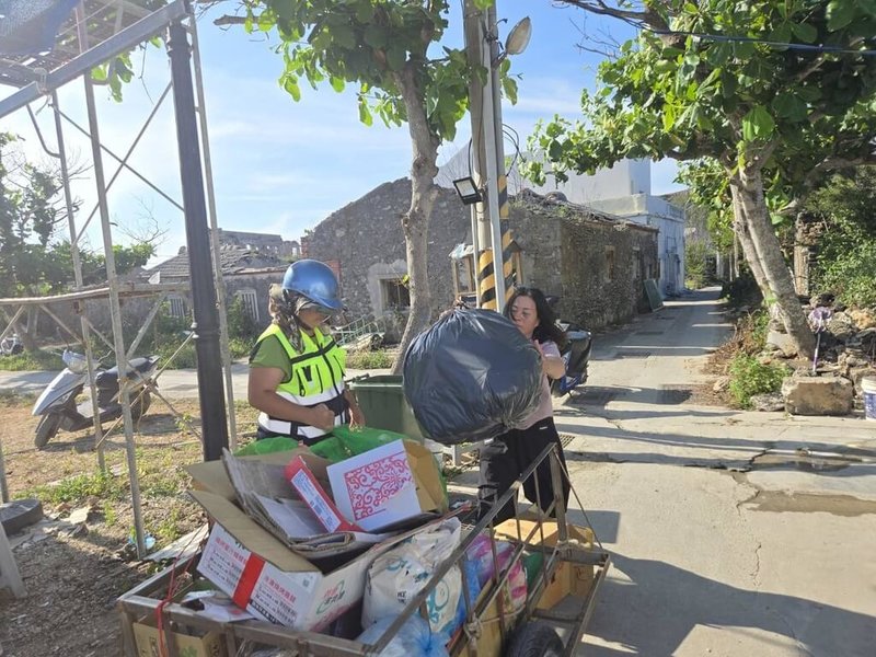 內政部海洋國家公園管理處為解決南方四島東吉嶼的垃圾問題，21日起以「行動垃圾車」來取代公用固定垃圾桶，定時定線來收運生活垃圾與廚餘，落實「垃圾不落地」，還島嶼一片清淨。（海洋國家公園管理處提供） 中央社　115年5月21日