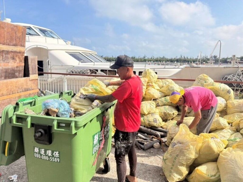 內政部海洋國家公園管理處為解決南方四島東吉嶼的垃圾問題，21日起以「行動垃圾車」來取代公用固定垃圾桶。（海洋國家公園管理處提供） 中央社　115年5月21日