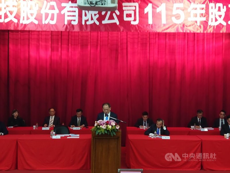 南亞科21日召開股東常會，董事長鄒明仁（站立者）表示，記憶體產業以往是屬於景氣循環，目前因為AI需求逐漸改變為結構性增長的經營型態，未來獲利的關鍵是掌握先進技術。中央社記者張建中攝　115年5月21日