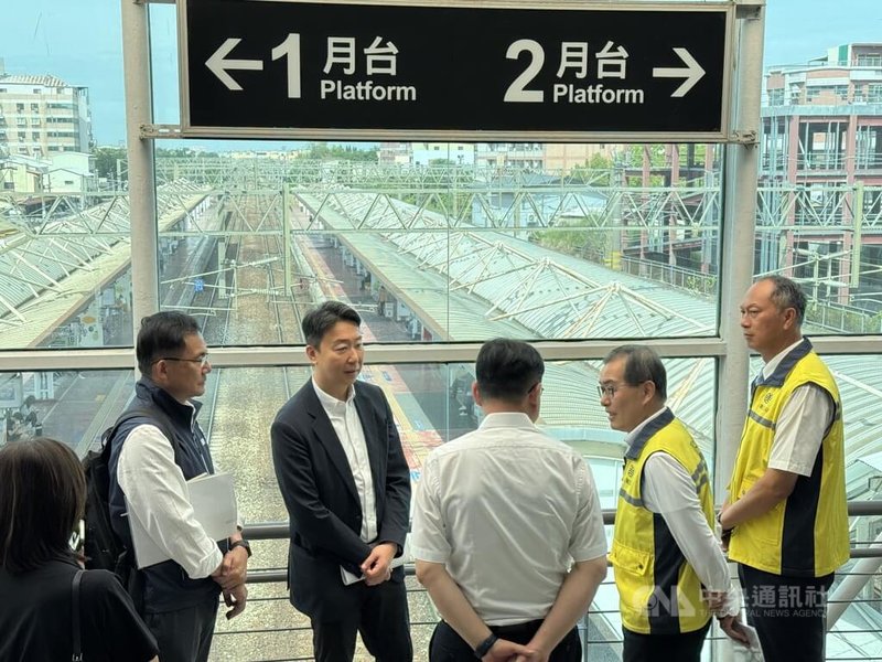 立法院交通委員會21日到斗六火車站考察，交通部長陳世凱（左2）說，4月底通過「斗六市區鐵路立體化計畫」可行性研究，交通部持續推動後續作業，並允諾納入斗六車站兼具生活與商業機能的建議。  中央社記者姜宜菁攝  115年5月21日
