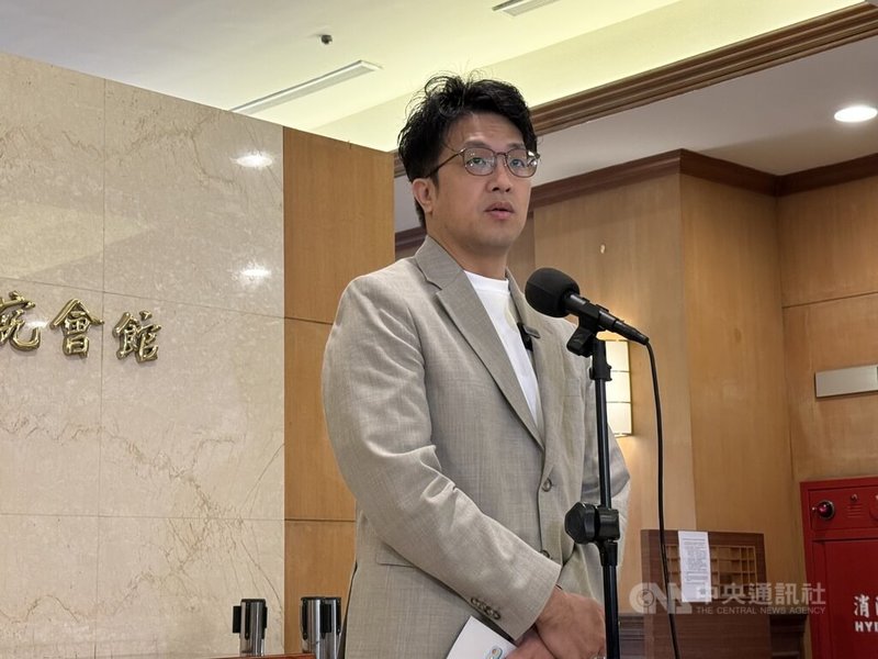 民進黨台北市長參選人沈伯洋21日在立法院接受媒體聯訪表示，「中國現在對我的制裁，就是我最好的勳章」。中央社記者王揚宇攝　115年5月21日