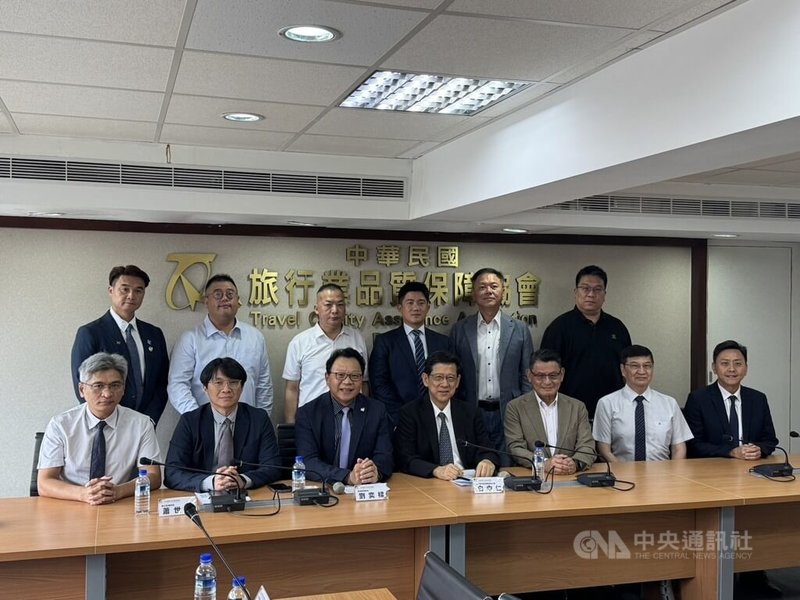 中華民國旅行業品質保障協會21日舉行2026年7到9月各線旅行團合理價格發布記者會，指出日本暑假團費較去年同期並未調漲，泰國免簽政策調整對團體旅客來說也無影響。中央社記者余曉涵攝　115年5月21日