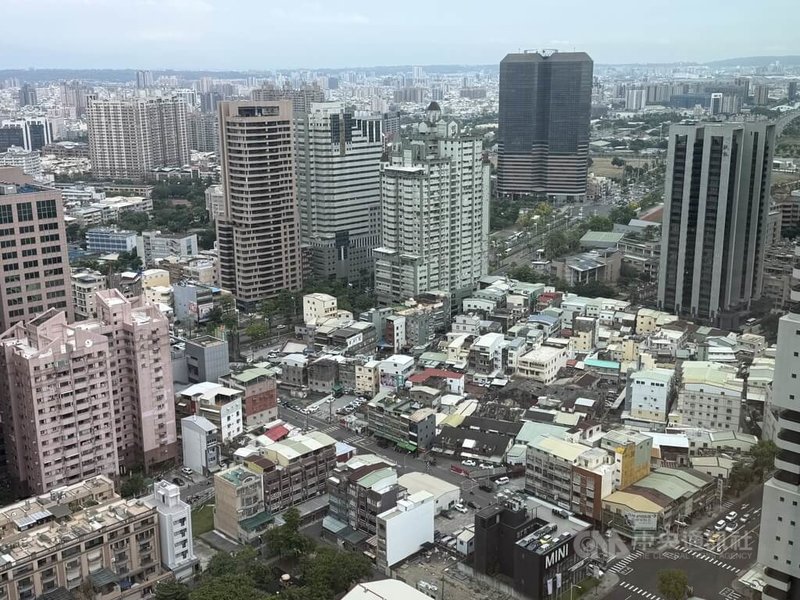 高雄市工務局表示，內政部推動「老宅延壽補助計畫」，提供符合資格的老舊公寓、透天厝的公共空間及室內空間修繕補助，高雄市21日起受理申請。圖為高雄亞洲新灣區一帶公寓大樓櫛比鱗次。中央社記者董俊志攝　115年5月21日