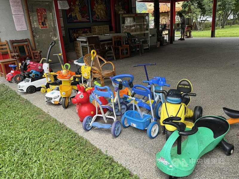 位於台中市豐原區的永康福德祠地處公園內，廟埕停放20多輛小朋友的玩具車，每天上午、下午總會吸引許多小朋友到廟埕騎車嬉戲。中央社記者趙麗妍攝 115年5月21日