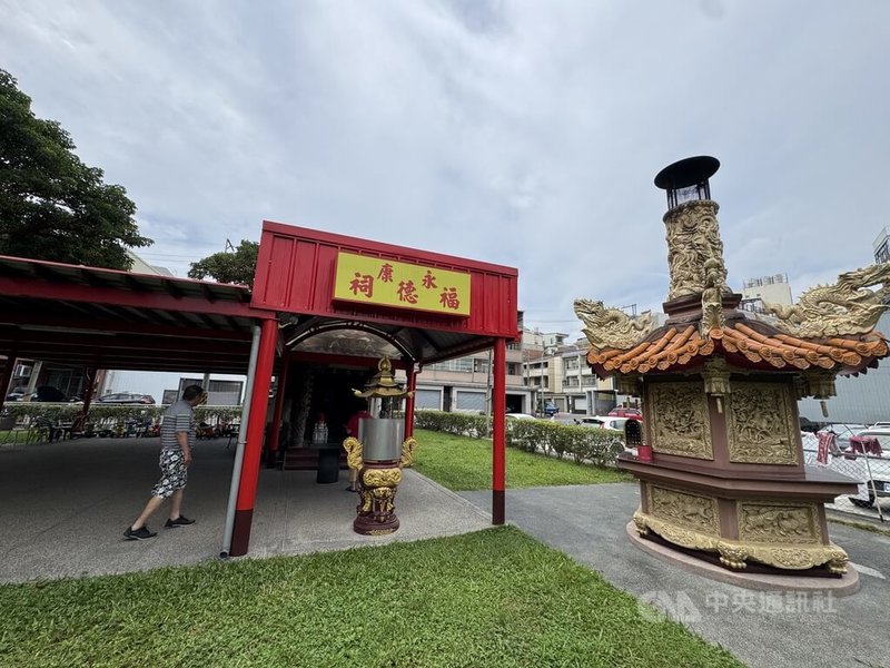 台中豐原永康福德祠位於永康公園內,廟埕放有許多民眾捐出家中用不到的玩具車,讓孩子們到公園玩耍時,也可到廟埕騎乘遊玩。中央社記者趙麗妍攝 115年5月21日