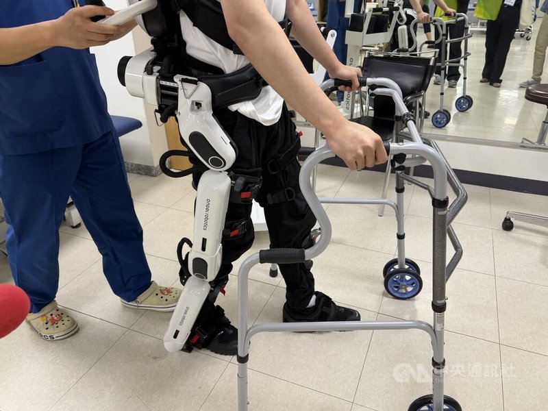 韓國中央報勳醫院(類似台灣的榮民總醫院)以AI與數位技術為基礎,推動更有效率的醫療服務。其中復健中心的步行機器人,可撐起無法獨立行走的患者,讓患者練習行走。中央社記者楊啟芳首爾攝 115年5月21日
