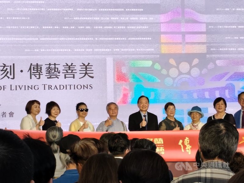 全聯善美的文化藝術基金會營運宜蘭傳藝園區，21日舉辦邁入第10年記者會，董事長林敏雄（左5）出席活動後受訪談展望。中央社記者何秀玲攝　115年5月21日