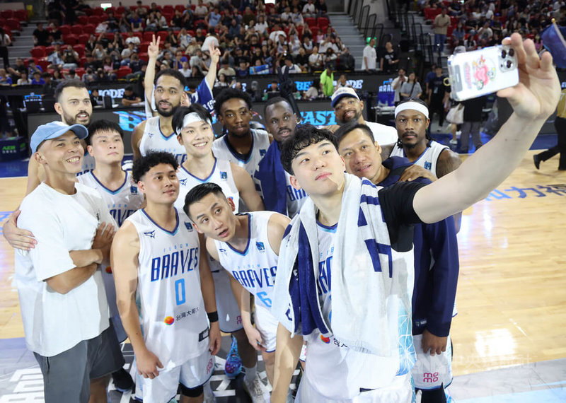 台灣職籃P.LEAGUE+ 聯盟季後賽21日在台北和平籃球館登場，主場台北富邦勇士隊最終以119比92順利擊敗來訪的台鋼獵鷹隊，選手賽後自拍合影、慶祝勝利。中央社記者張新偉攝　115年5月21日
