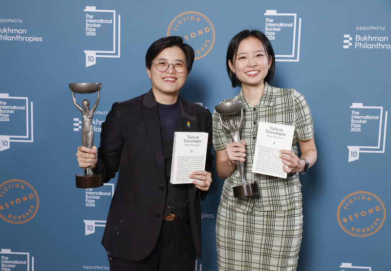 台灣作家楊双子(左)和譯者金翎(右)19日憑長篇小說「臺灣漫遊錄」獲頒國際文學大獎「國際布克獎」。(布克獎基金會提供)中央社記者陳韻聿倫敦傳真 115年5月21日