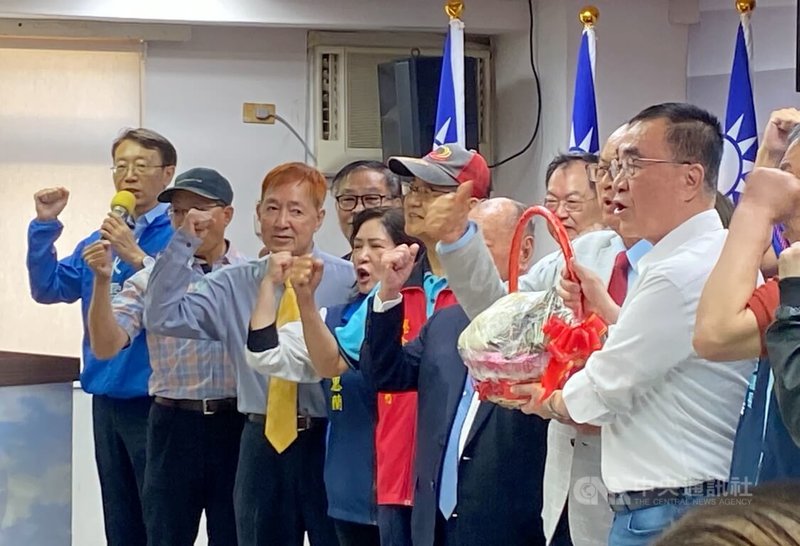 中國國民黨新北市長參選人李四川（前右），21日前往國民黨新北市黨部參加「軍公教警消團結大會」，接受粽子禮物被祝福「包中」當選。中央社記者黃旭昇攝    115年5月21日
