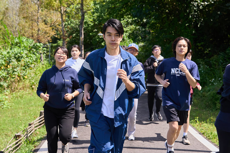 政治大學21日發表「百年政大」系列影片第二部曲「前行」，由蘇打綠劉家凱（前排中）譜曲，並邀請來自不同世代、不同領域的校友，以及在校生協力拍攝。（政大提供）中央社記者陳至中台北傳真  115年5月21日