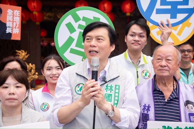民進黨宜蘭縣長參選人林國漳（前中）21日在頭城鎮宣告啟動「237宜蘭蓋漳行動」，將率領「宜蘭隊」深入全縣237個村里，將政見文宣親手遞給鄉親。（林國漳競選辦公室提供）中央社記者王朝鈺傳真　115年5月21日