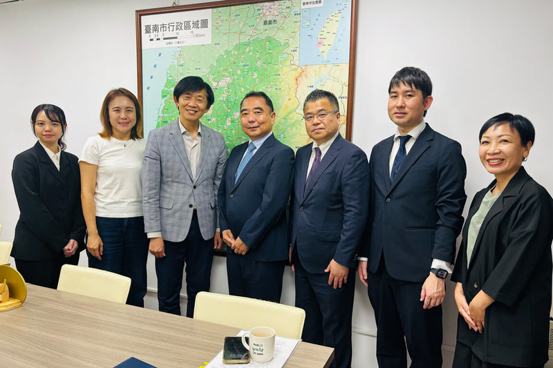 日本熊本市教育委員會教育長遠藤洋路（中）等人21日前往拜會台南市政府，與台南市副市長葉澤山（左3）針對跨國教育、文化交流及高階行政人才培力等議題進行討論。（台南市台日文化友好交流基金會提供）中央社記者楊思瑞傳真　115年5月21日