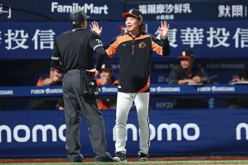中華職棒統一7-ELEVEn獅隊開季至今打擊仍在低檔徘徊，總教練林岳平（右）21日受訪時表示，寄望近況好的選手能彌補團隊攻勢。（統一獅隊提供）中央社記者蘇志畬傳真　115年5月21日