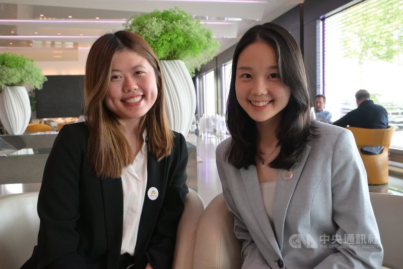 台灣醫藥衛生青年聯盟在世衛大會（WHA）期間於日內瓦舉辦專業論壇，同時參與多項倡議行動。副理事長胡芳瑜（左）與江翊潔（右）表示，藉這樣的場合與其他國家的青年學生交流、合作，讓更多人理解台灣議題與國際處境。中央社記者吳柏緯日內瓦攝　115年5月21日